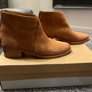 Ankle booties brown